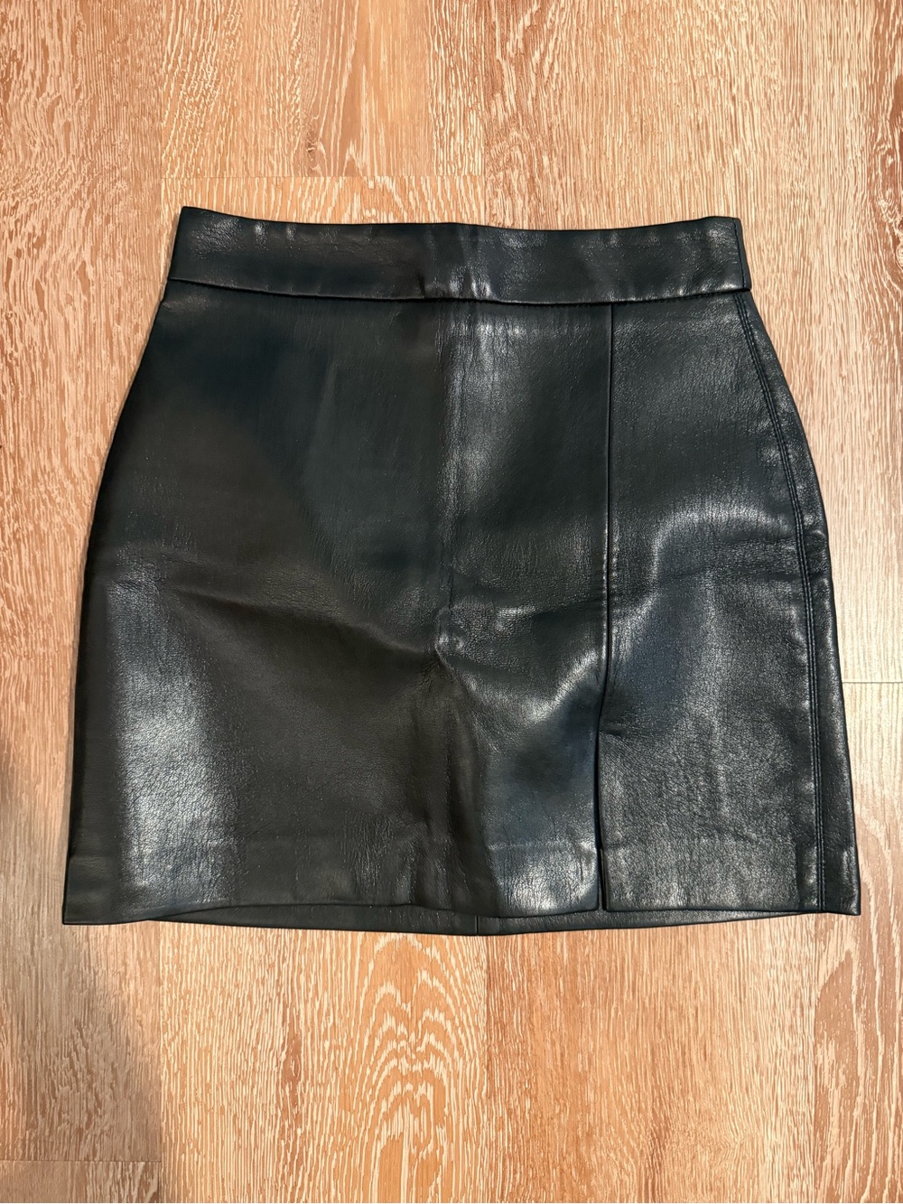 Aritzia Wilfred faux leather mini skirt 
Excellent condition 
XXS